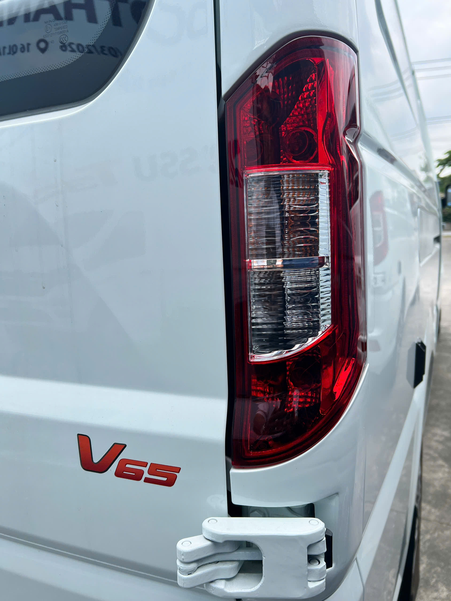 Đèn lái sau V65 ấn tượng hiện đại